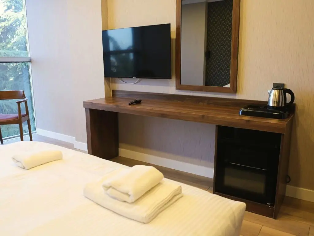 Double Room: television, mirror, kettle and mini-fridge console