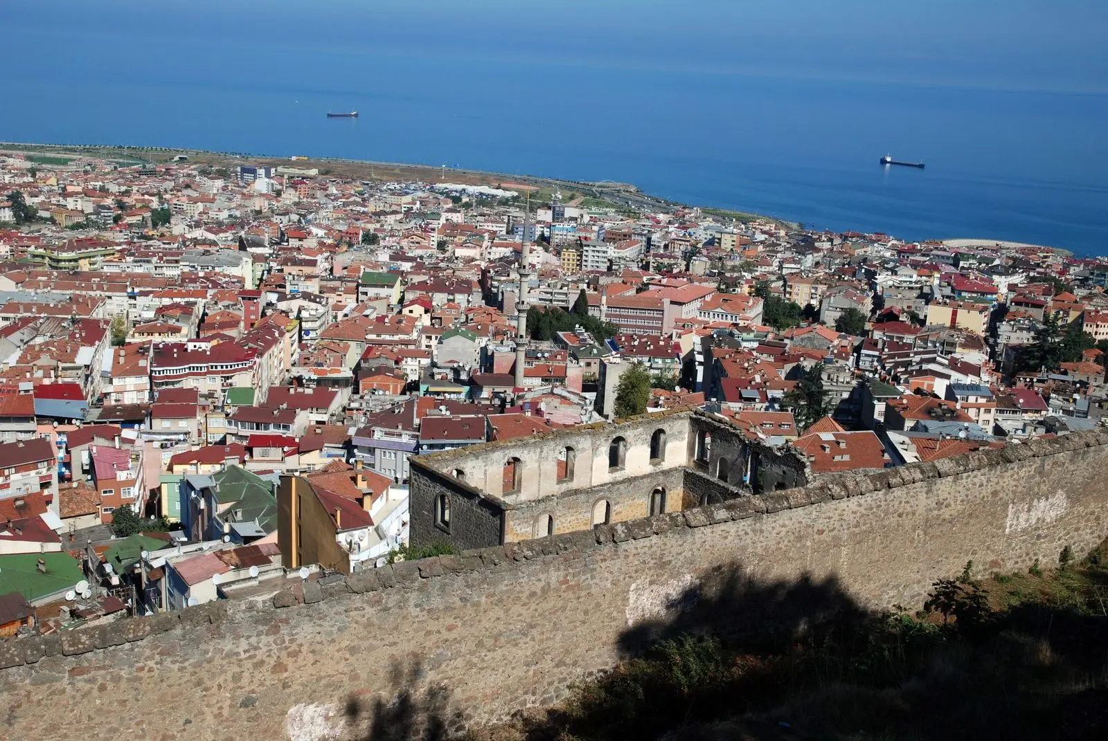 Kızlar Manastırı’nın duvarları ardında Trabzon’un kırmızı çatıları ve Karadeniz