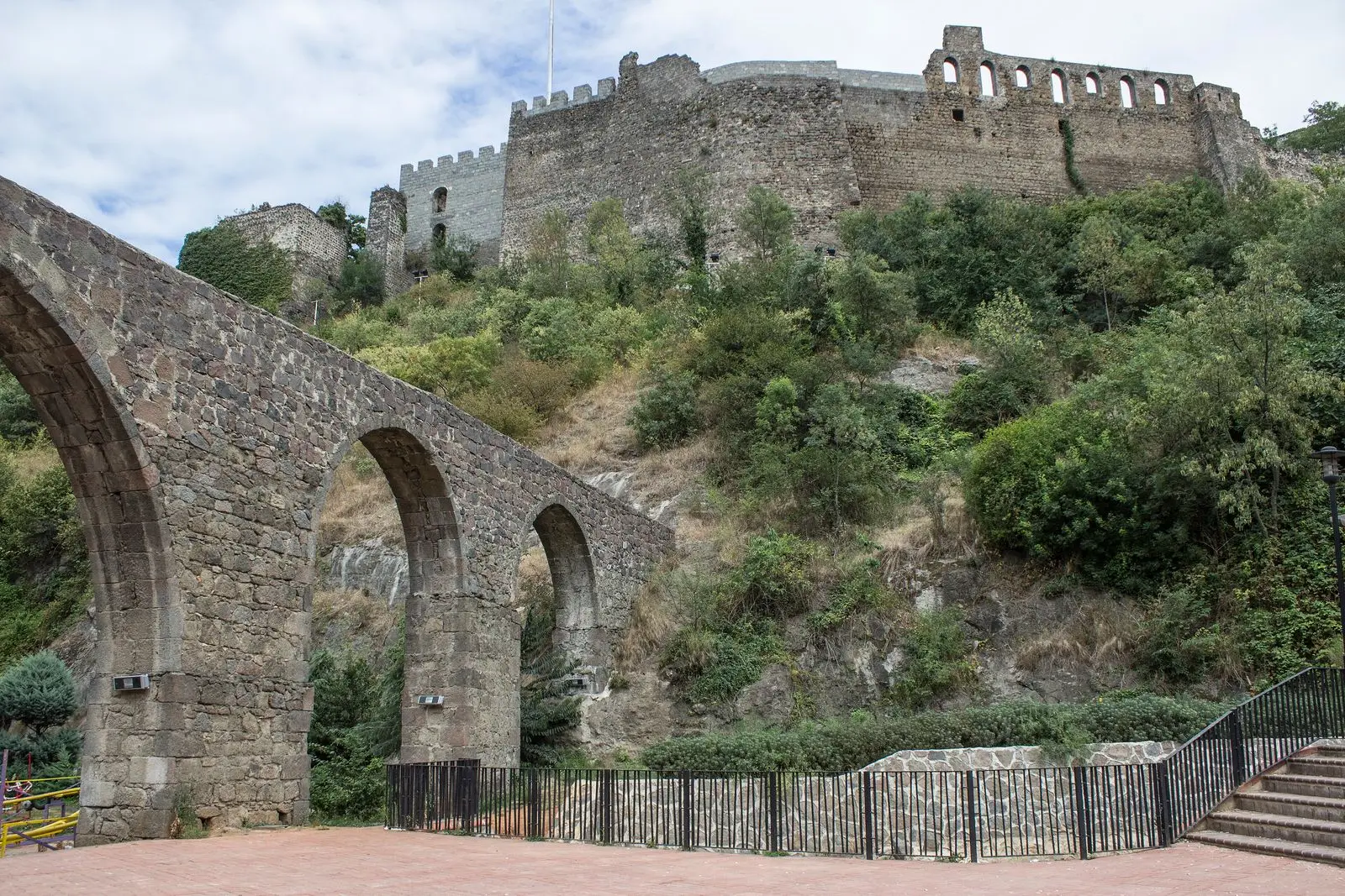 Zağnos Vadisi’nden Trabzon surları: yeşil yamacın üstünde burçlar, solda su kemeri